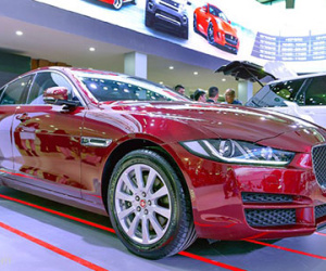 Cận cảnh Jaguar XE: Xe sang giá mềm tại VN
