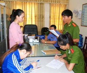 Khởi tố 2 bảo mẫu đánh, trói, nhét giẻ vào miệng bé 15 tháng tuổi