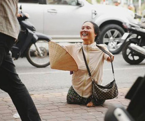 Không có tay, chẳng có chân - Mà nụ cười của cô bán vé số bên vỉa hè vẫn tươi nhường ấy!