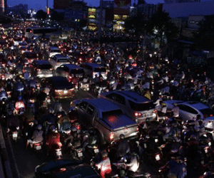 Ngã tư Hàng Xanh kẹt cứng, biển người "chết lặng" dưới mưa