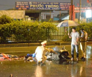 Nhặt mũ bảo hiểm rơi giữa đường, hai người oan mạng
