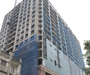 Quận Ba Đình giám sát việc phá dỡ phần vi phạm nhà 8B Lê Trực