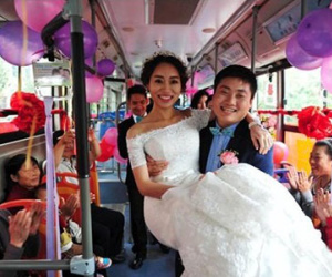 Sợ tắc đường, chú rể đi xe bus rước dâu