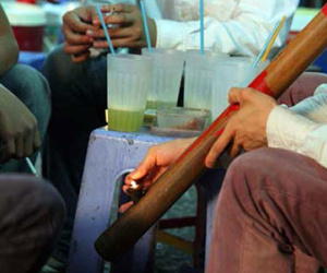 Vợ chồng trẻ chiến tranh lạnh vì... thuốc lào