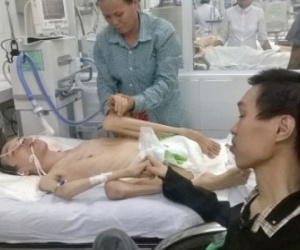 Bật khóc khi anh hấp hối viết giấy nhắn bác sĩ: "Xin hãy cứu em tôi"