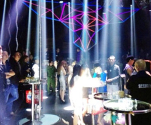 Cảnh sát đột kích quán bar, dân chơi phi tang ma túy