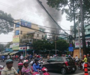Cửa hàng điện thoại cháy lớn sau nhiều tiếng nổ
