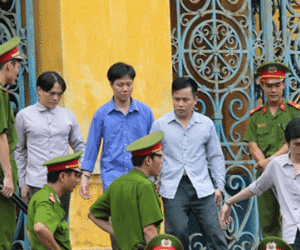 Đại bàng trại giam và quái chiêu hành hạ bạn tù