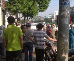 Người đàn ông ngồi chết bên vỉa hè