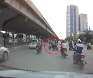 Thanh niên ngã nhào trước đầu ô tô do CSGT chặn người vi phạm