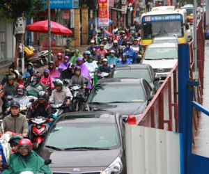 Giao thông ùn tắc khi lô cốt bỏ không