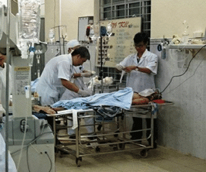 Hiên nhà sập, 3 người trú mưa bị thương nặng