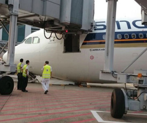 Máy bay Singapore bất ngờ... sấp mặt tại sân bay