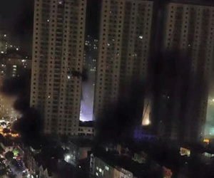 Clip: Khói đen nghi ngút vây hãm tòa nhà cháy ở khu đô thị Xa La