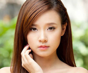 Fan lo lắng khi Midu liên tục đăng status tâm trạng buồn bã