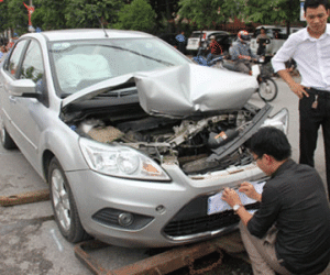 Gây tai nạn liên hoàn, ôtô biển xanh được che biển số