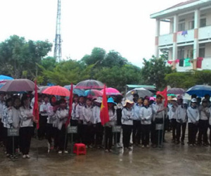 Giảng bài trong giờ chào cờ để lấy tiền