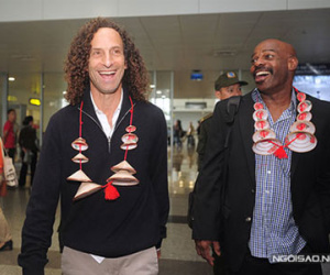 Kenny G giản dị ở sân bay Nội Bài