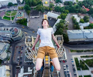Rùng mình nam thanh niên leo nóc tòa nhà 126m để chụp ảnh "ngủ gật"