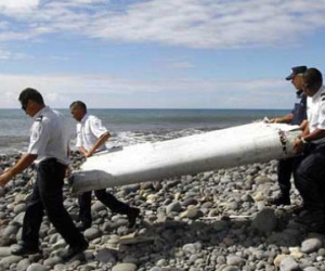 Tìm thấy xác máy bay chứa xương người nghi MH370
