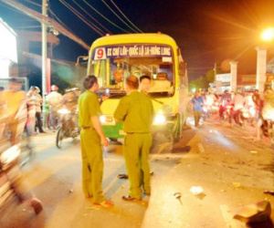 Va chạm với xe buýt, người đàn ông chết tại chỗ