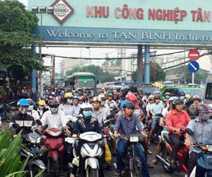 Xe buýt mất lái đâm thẳng taxi đang dừng đèn đỏ