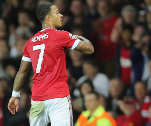 Áo đấu Depay bán chạy chỉ sau Messi & Ronaldo