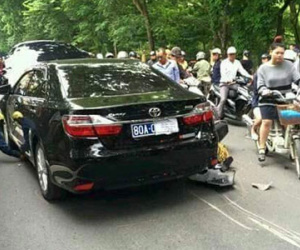 Hà Nội: Xe ô tô Camry biển xanh gây tai nạn nghiêm trọng trên đường
