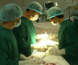 Nỗ lực cứu sống cô gái bị xe đâm khi dừng đèn đỏ