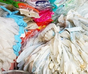 Sự thật kinh hoàng đằng sau những đôi găng tay y tế tái chế