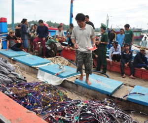 Tàu kiểm ngư Trung Quốc tấn công, cướp tài sản của ngư dân Việt Nam
