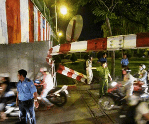 Xe tải kéo sập thanh giới hạn chiều cao, giao thông ùn ứ