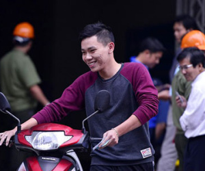 Xếp hàng dài tìm xe máy trong hầm chung cư cháy