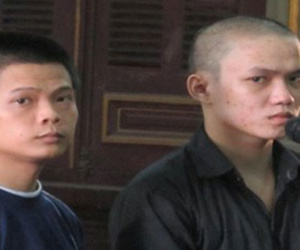 Bị “nhìn đểu”, côn đồ xông vào đám giỗ truy sát người