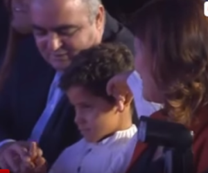 Con trai Ronaldo giơ “ngón tay thối” với… cha mình