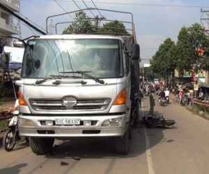 Đua tốc độ, đâm hông xe tải, thanh niên nguy kịch