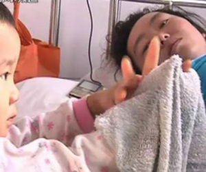 Cô bé 3 tuổi một mình chăm sóc mẹ ở bệnh viện