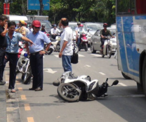 Xe buýt cán chết người trên đường Trần Quốc Hoàn
