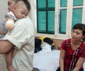 Bé 10 tháng văng ra đường bị ôtô chở rác cán
