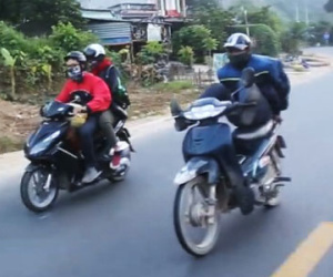 Lái xe máy bằng chân chạy 80 km/h trên quốc lộ