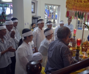 Người dân đội mưa đến viếng Anh hùng Lao động Hồ Giáo