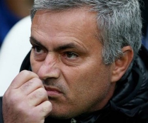 Nóng: Mourinho gặp "biến" mới trong phòng thay đồ