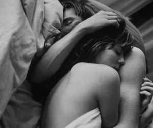 "Tím mặt" vì hành động quá bạo của cặp đôi giữa phố