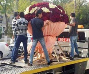 Chàng trai si tình tặng bạn gái bó hoa 1.000 bông hồng