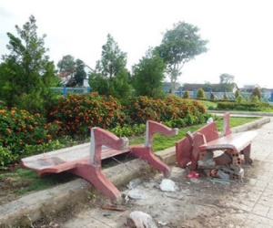 Đạp đổ ghế đá công viên khi bị người yêu nói lời chia tay