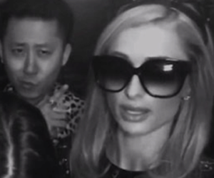 Paris Hilton hoảng loạn khi mắc kẹt 1 tiếng trong thang máy