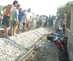 Bị tàu hất văng 10m, nam thanh niên tử vong