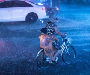 Bức ảnh "Mưa trên vai mẹ" ngọt ngào khiến ta rơi nước mắt