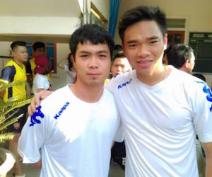 Chia tay ĐTVN, Công Phượng gây "bão" ở quê nhà