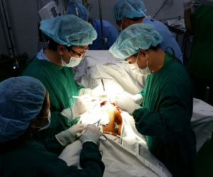 Cứu nạn nhân bị cây sắt hơn 1m đâm xuyên cơ thể